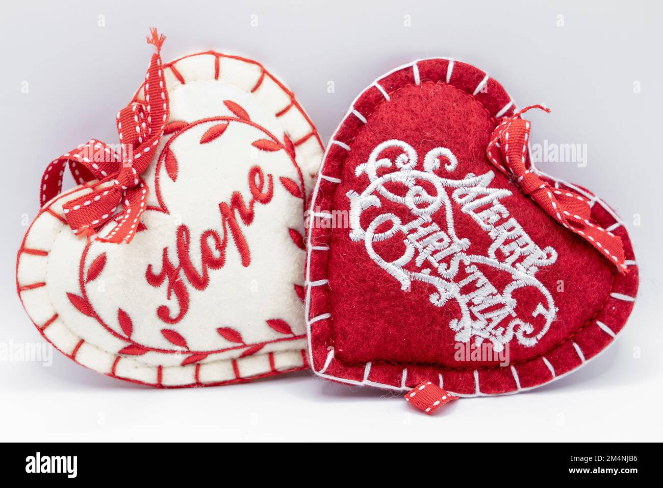 décorations de fête en forme de coeur rouge et blanc, texte d'espoir et joyeux noël Banque D'Images