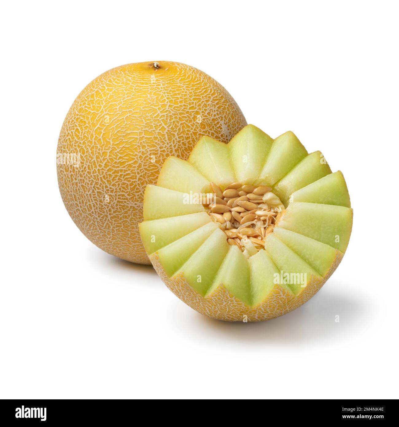 Une coupe de fantaisie mûre entière et moitié de melon Galia isolé sur fond blanc Banque D'Images