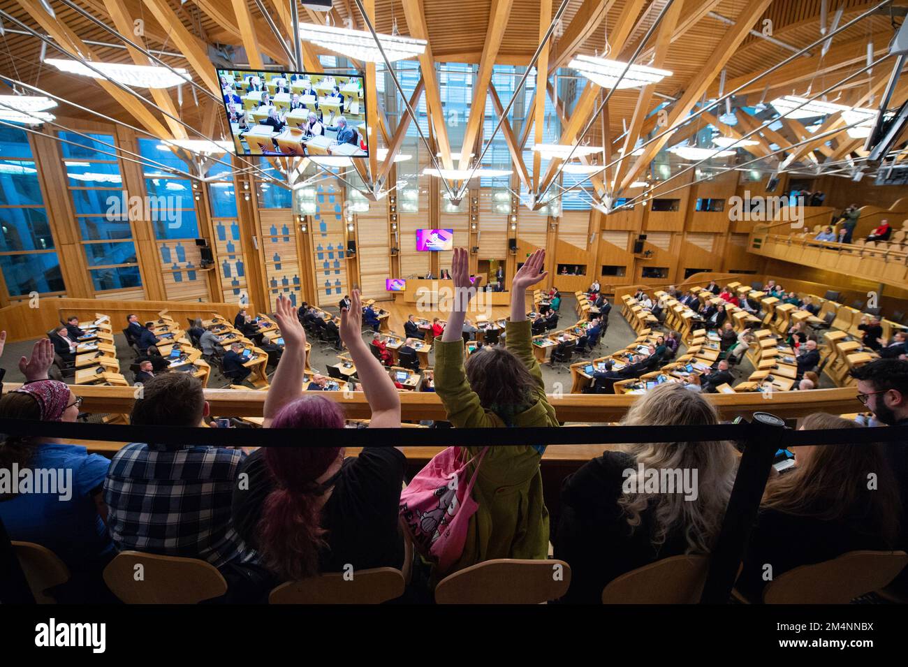 Édimbourg, Écosse, Royaume-Uni. 22nd décembre 2022. PHOTO : les militants pro-Trans du projet de loi célèbrent après l'annonce que le projet de loi a été officiellement adopté. Ils applaudissent et remercient les DSPS en bas dans la chambre, qui à leur tour réagissent en faisant face à leur chaise vers la galerie et en leur renonçant. Réactions à l'intérieur de la salle de débat après l'adoption du projet de loi de l'étape 3 sur la réforme de la reconnaissance des sexes (Écosse). Crédit: Colin D Fisher crédit: Colin Fisher/Alay Live News Banque D'Images