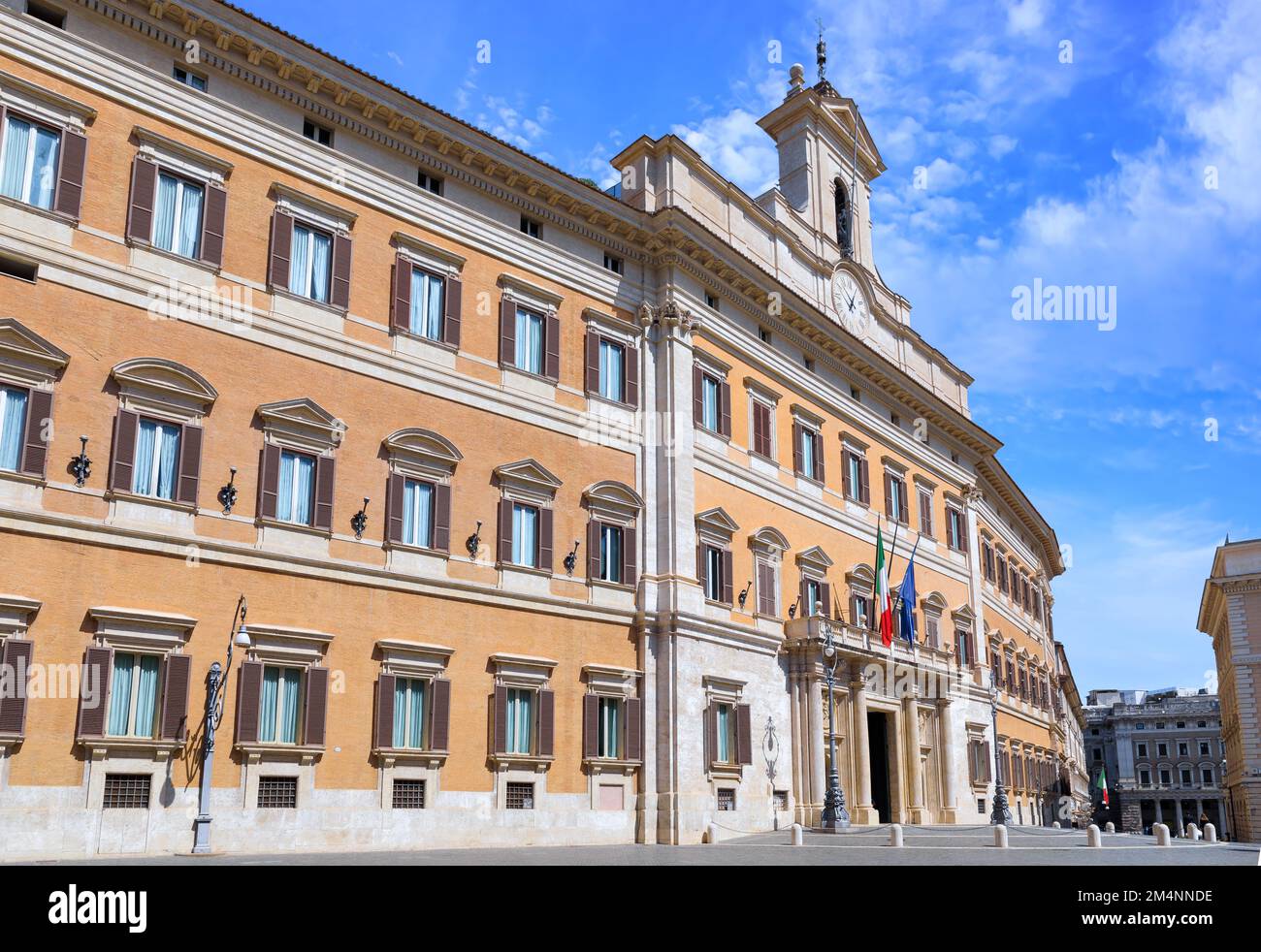 Façade du Palais Montecitorio (Palazzo Montecitorio) à Rome : c'est le siège de la Chambre des députés, l'une des deux chambres du Parlement italien. Banque D'Images