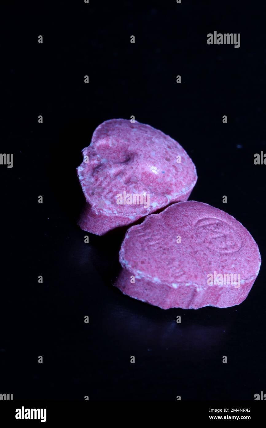 Rose crâne ecstasy pilule gros plan haute qualité impressions violet armée dope stupéfiants substance dose élevée psychédélique mode de vie Banque D'Images
