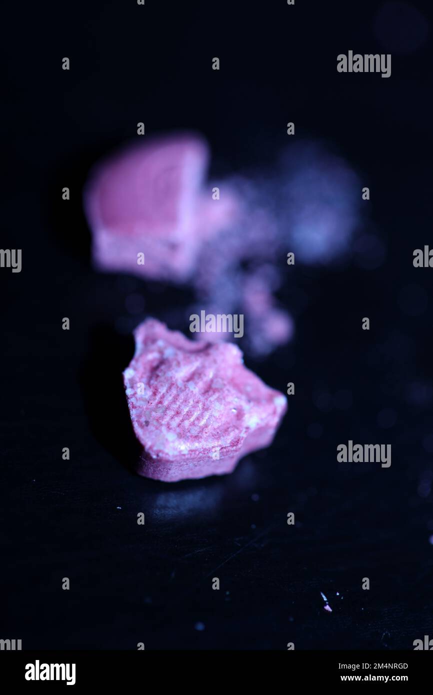 Rose crâne ecstasy pilule gros plan haute qualité impressions violet armée dope stupéfiants substance dose élevée psychédélique mode de vie Banque D'Images