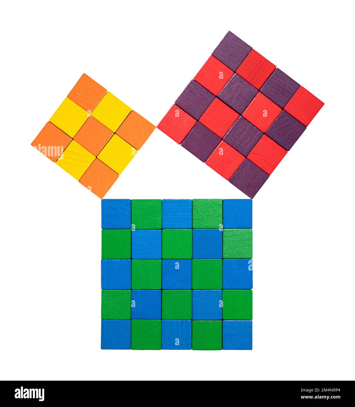 Théorème pythagore, illustré avec des cubes en bois colorés subdivisés. Relation des côtés d'un triangle de droite. Isolé, du dessus. Banque D'Images