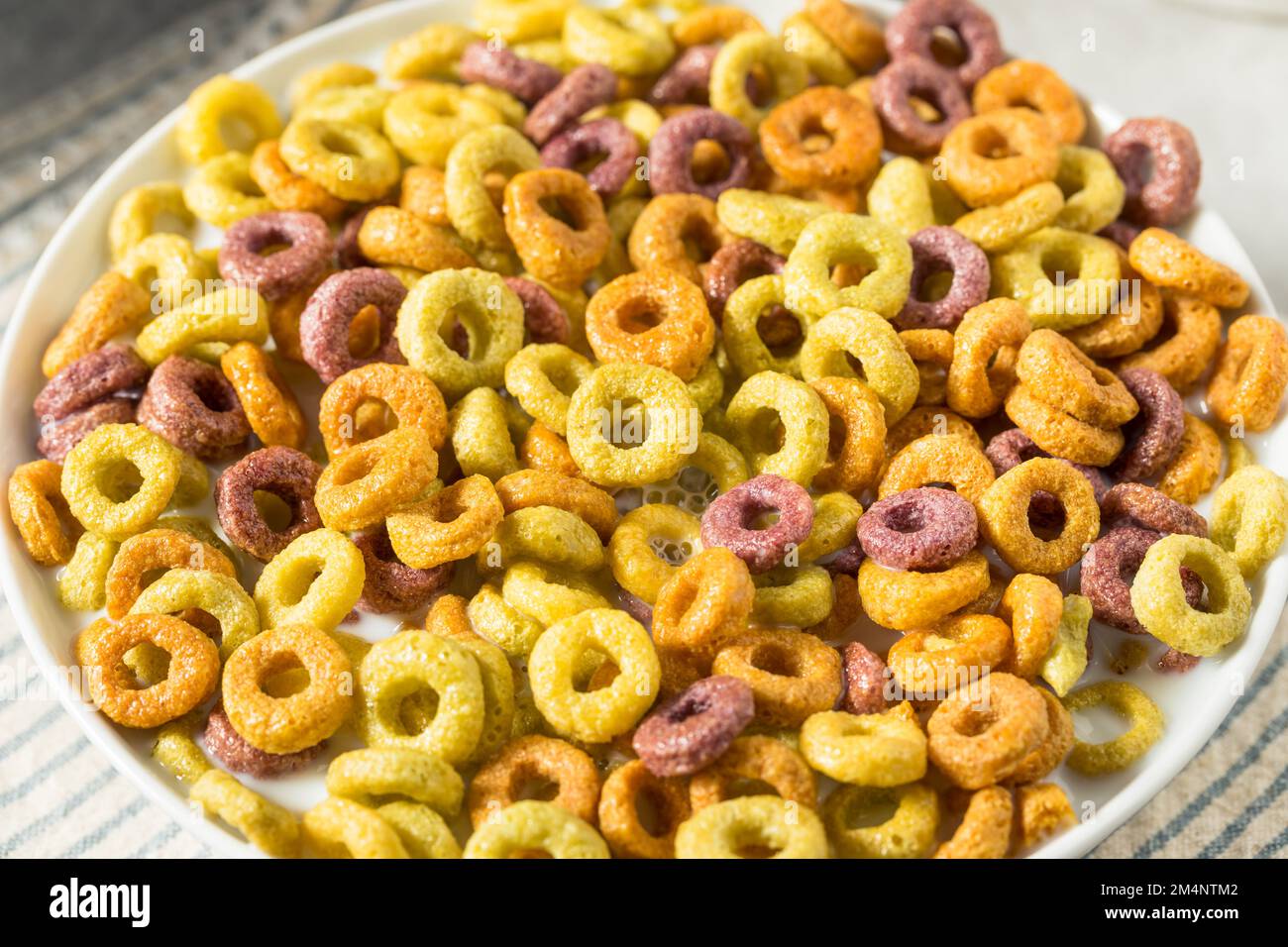 Fruits fruités faits maison céréales Loop avec lait entier Banque D'Images