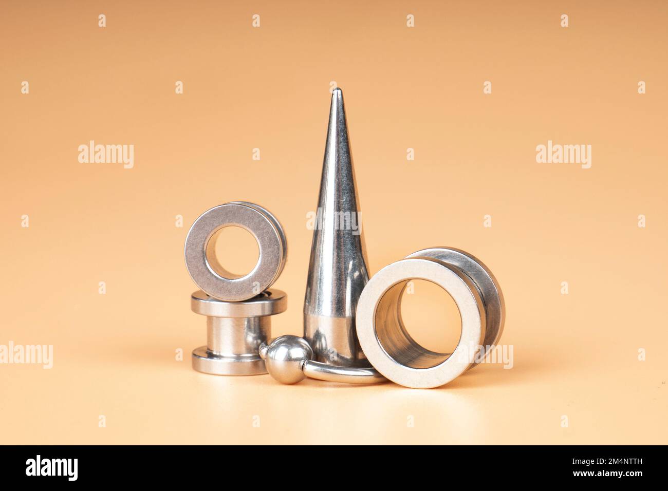 tunnels en métal d'argent , accessoires de perçage d'oreilles et de langue. Banque D'Images