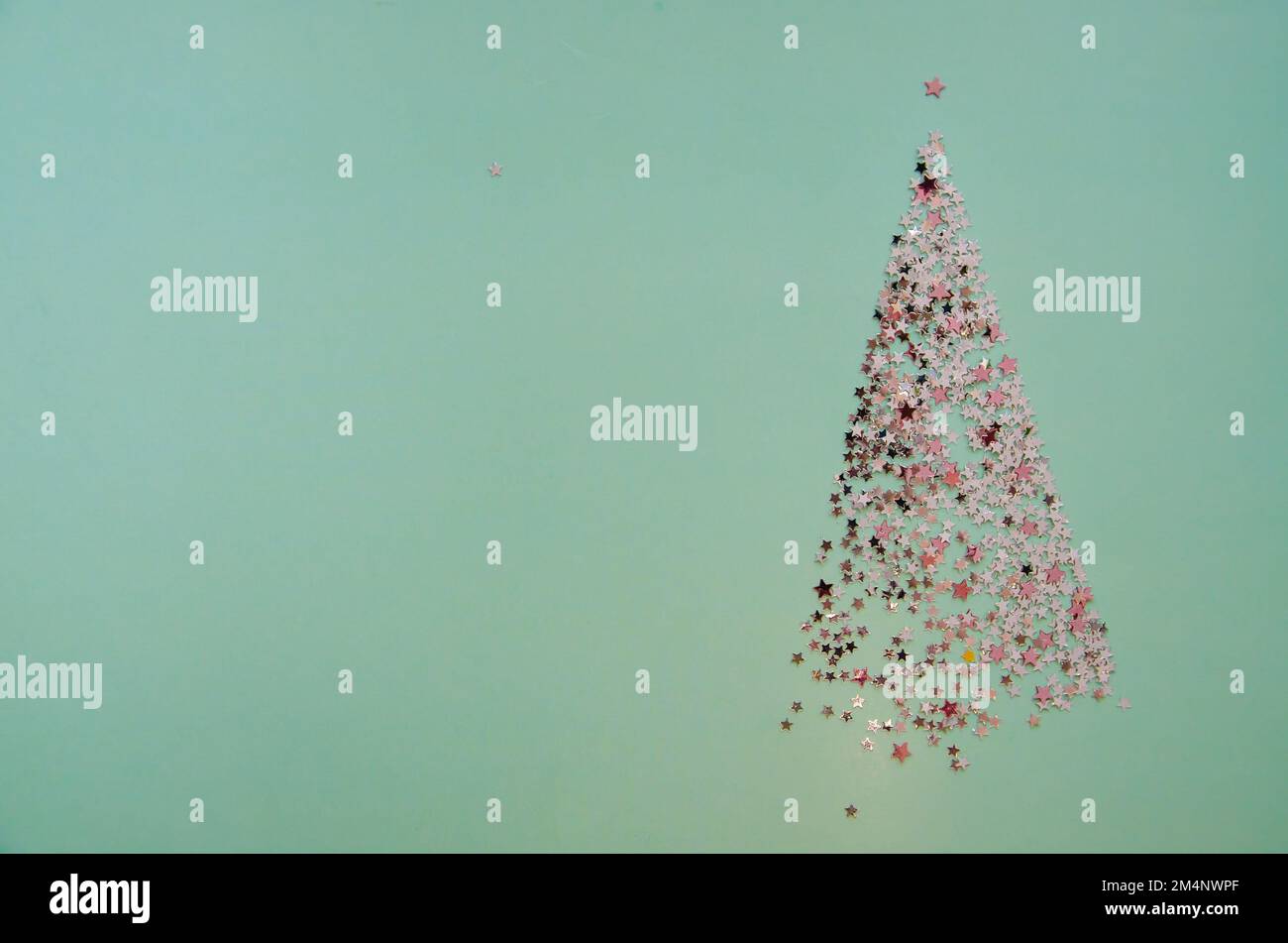 Sapin rose scintillant avec étoile, objet texturé scintillant brillant, motif Noël et nouvel an et carte de célébration Banque D'Images