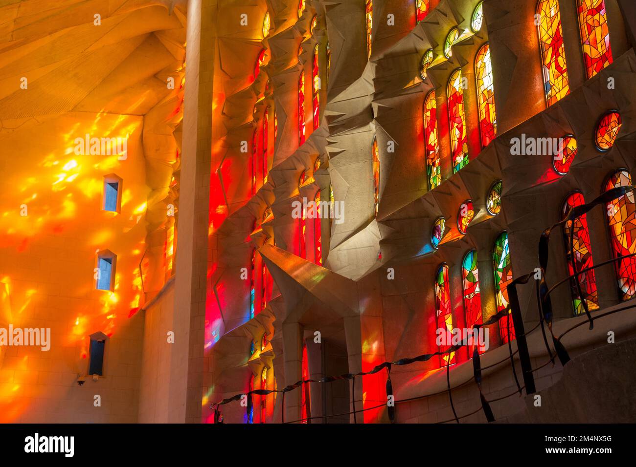 Cathédrale de la Sagrada Familia avec vitraux colorés, Barcelone, Catalogne, Espagne Banque D'Images