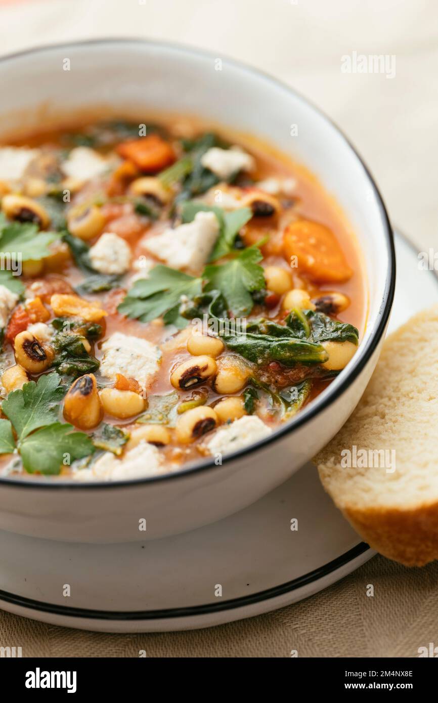 Bol avec pois grecs à yeux noirs, ragoût avec épinards Banque D'Images