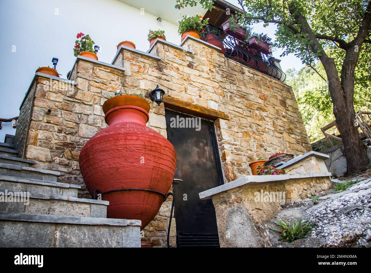 Couleur marron vieilles amphores d'argile de grande taille dans photos Island, Grèce, exposée à l'extérieur de la maison locale, fait à la main par un artisan local. Banque D'Images