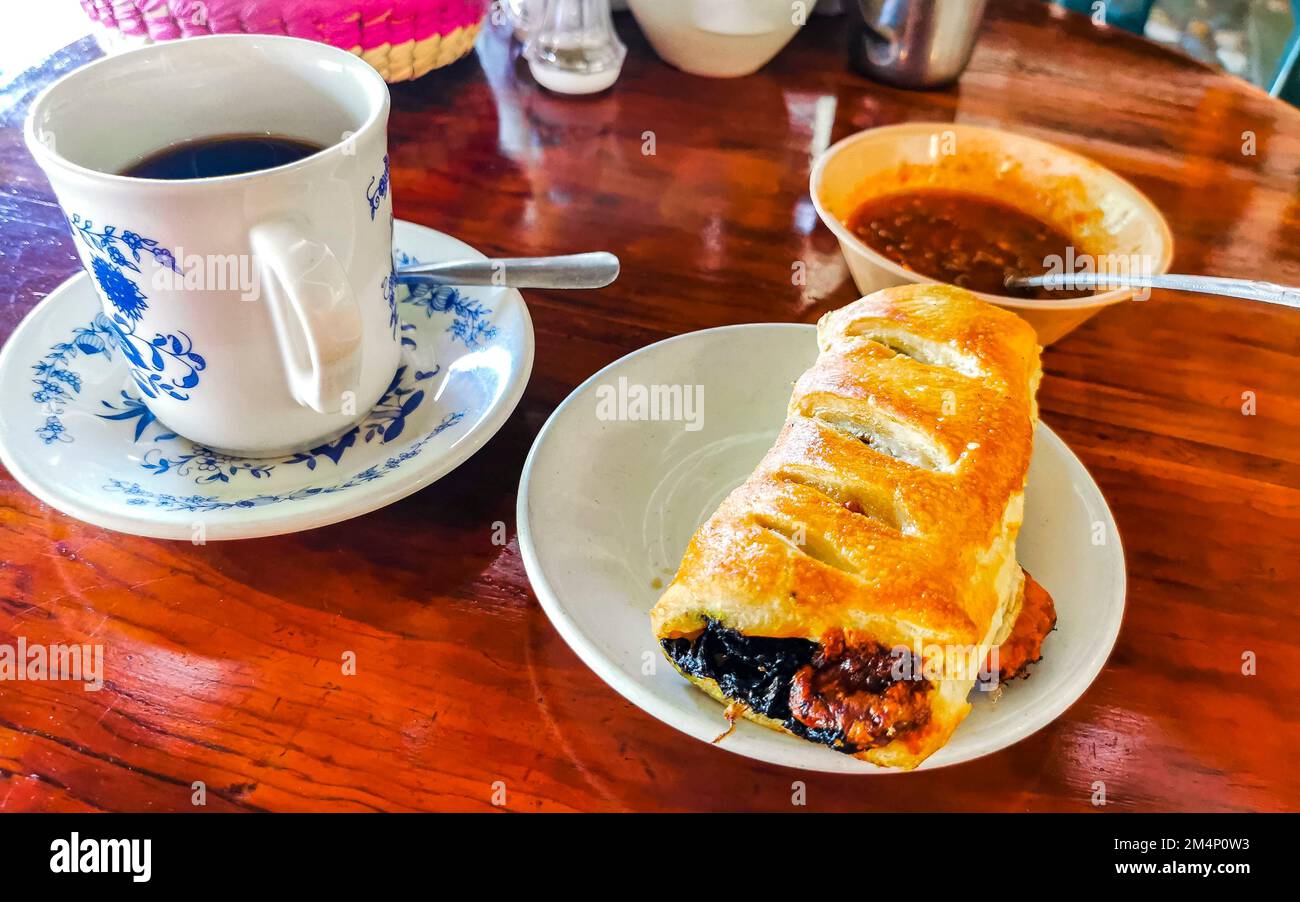Plats mexicains typiques Tortas Tacos Empanadas Rollos et tamales avec café à El Cafecito à Zicatela Puerto Escondido Oaxaca Mexique. Banque D'Images