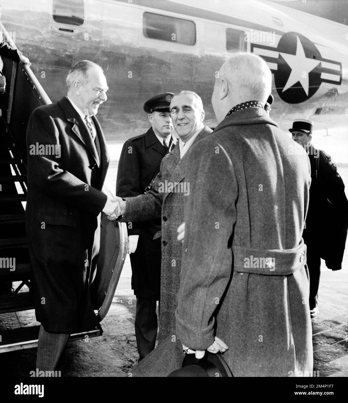 Arrivée d'Acheson à la conférence de l'OTAN avec la délégation des États-Unis. Photographies des programmes du Plan Marshall, des pièces justificatives et du personnel Banque D'Images