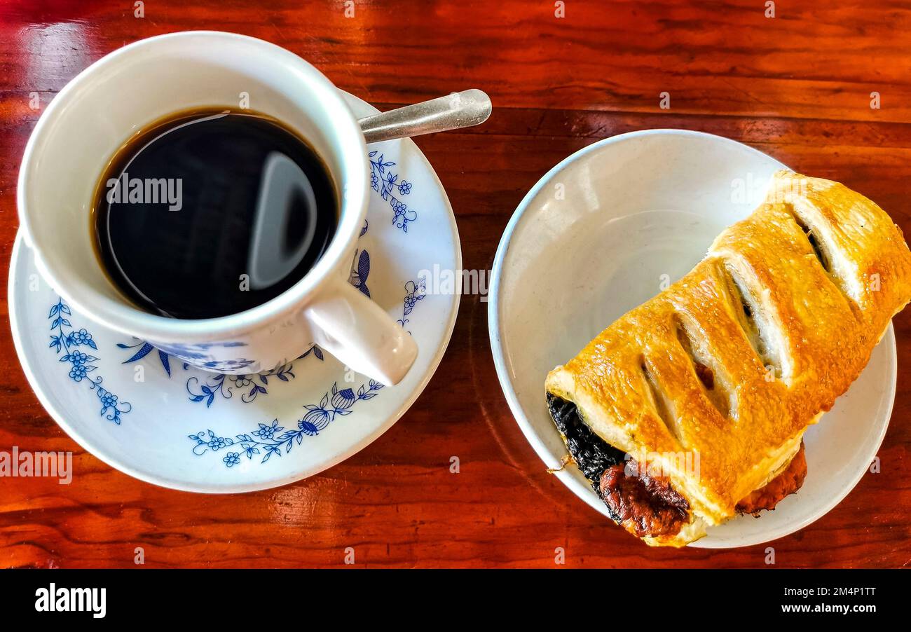 Plats mexicains typiques Tortas Tacos Empanadas Rollos et tamales avec café à El Cafecito à Zicatela Puerto Escondido Oaxaca Mexique. Banque D'Images