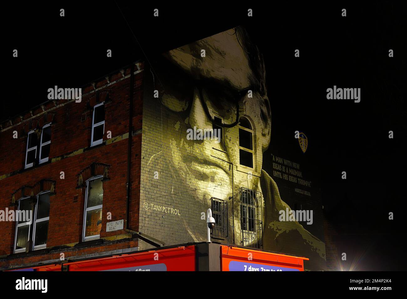 Une fresque de l'ancien directeur de Leeds United, Marcelo Bielsa, sur le toit d'un bâtiment à Hyde Prk, Leeds, West Yorkshire, Royaume-Uni Banque D'Images