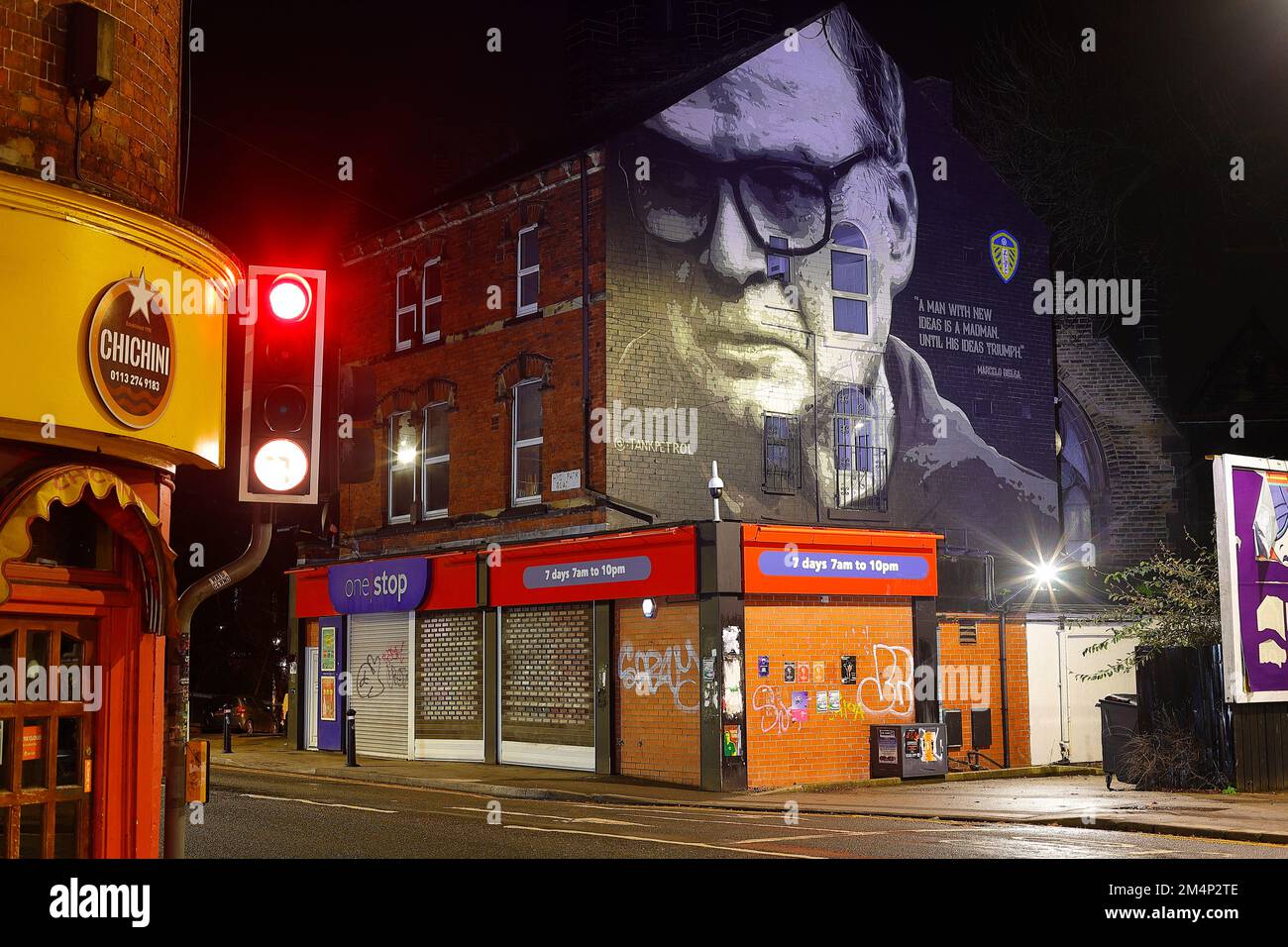 Une fresque de l'ancien directeur de Leeds United, Marcelo Bielsa, sur le toit d'un bâtiment à Hyde Prk, Leeds, West Yorkshire, Royaume-Uni Banque D'Images