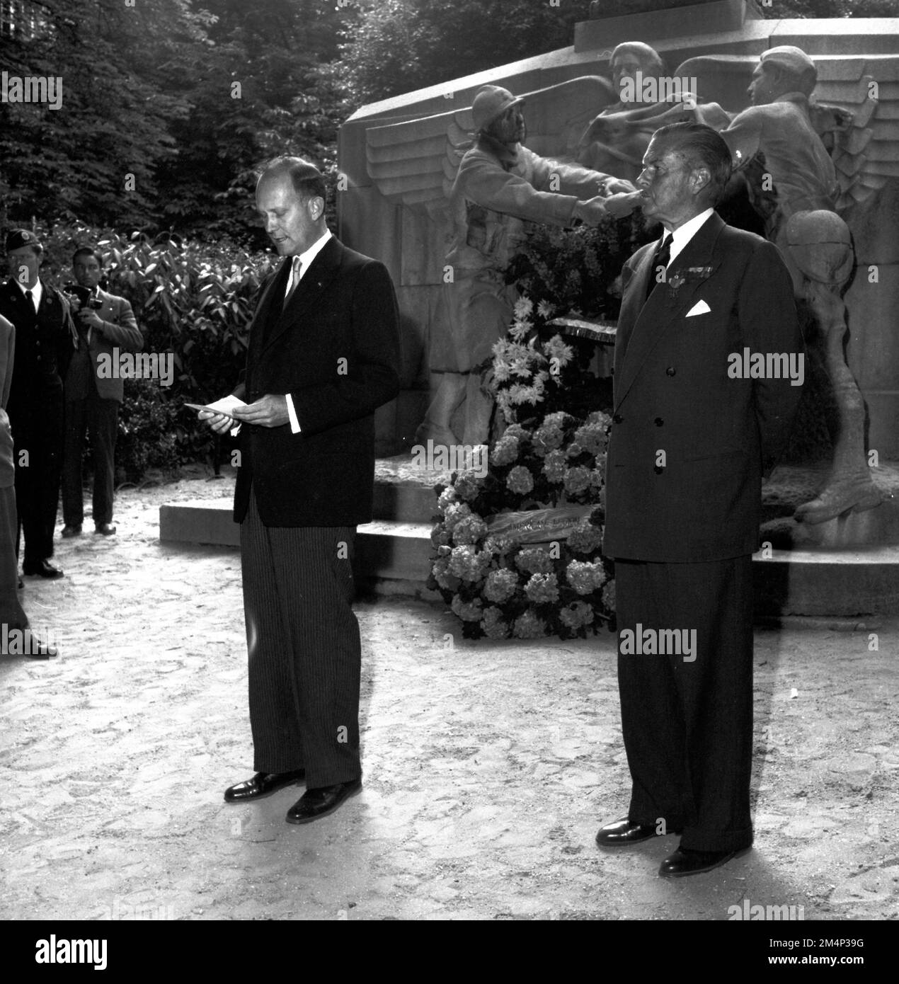 Journée de l'indépendance à Paris, 1955: Au cimetière Picpus. Photographies des programmes du Plan Marshall, des pièces justificatives et du personnel Banque D'Images