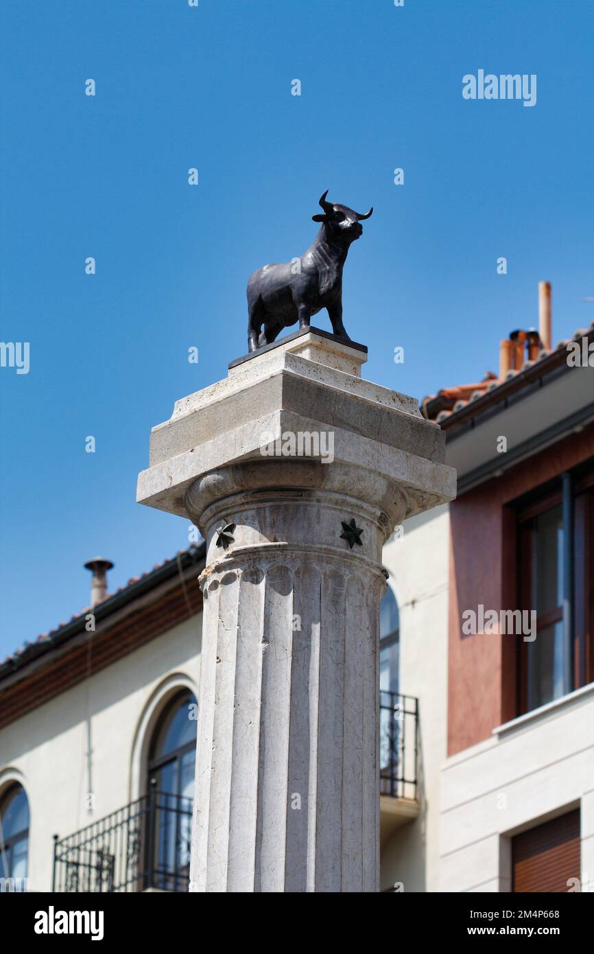 El Torico, une ancienne petite statue d'un taureau au sommet d'une colonne, un des monuments de Teruel, Aragon, Espagne Banque D'Images