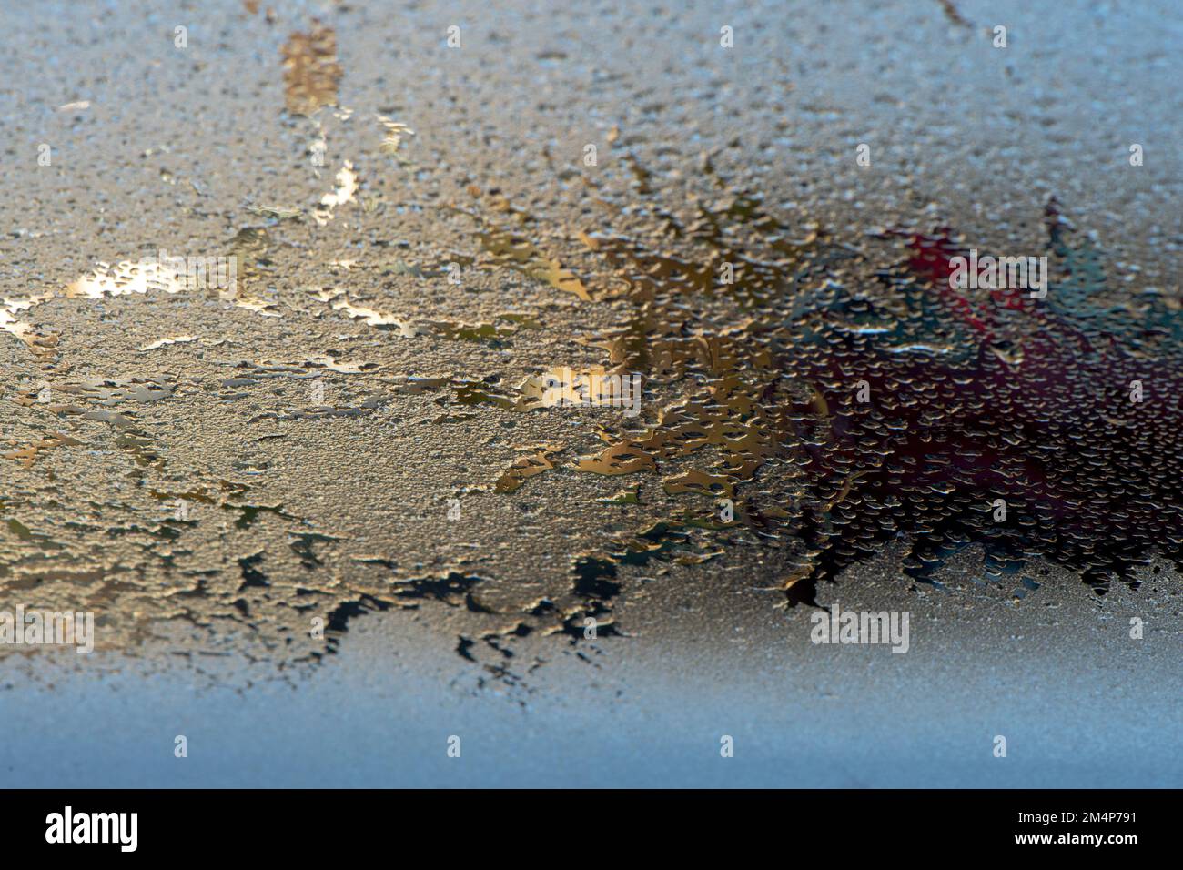 Pare-brise de voiture gelé vue rapprochée de l'intérieur en regardant le dégivrage sous les chauffages de voiture. Banque D'Images