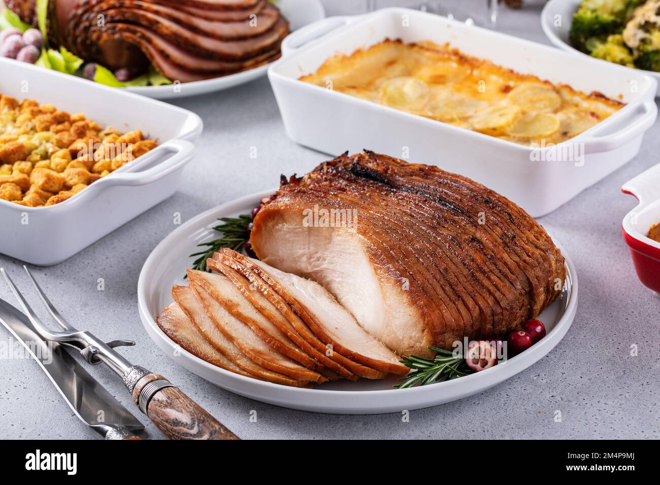 dinde rôtie de Noël avec tous les plats d'accompagnement, gratin de pommes de terre et farce Banque D'Images