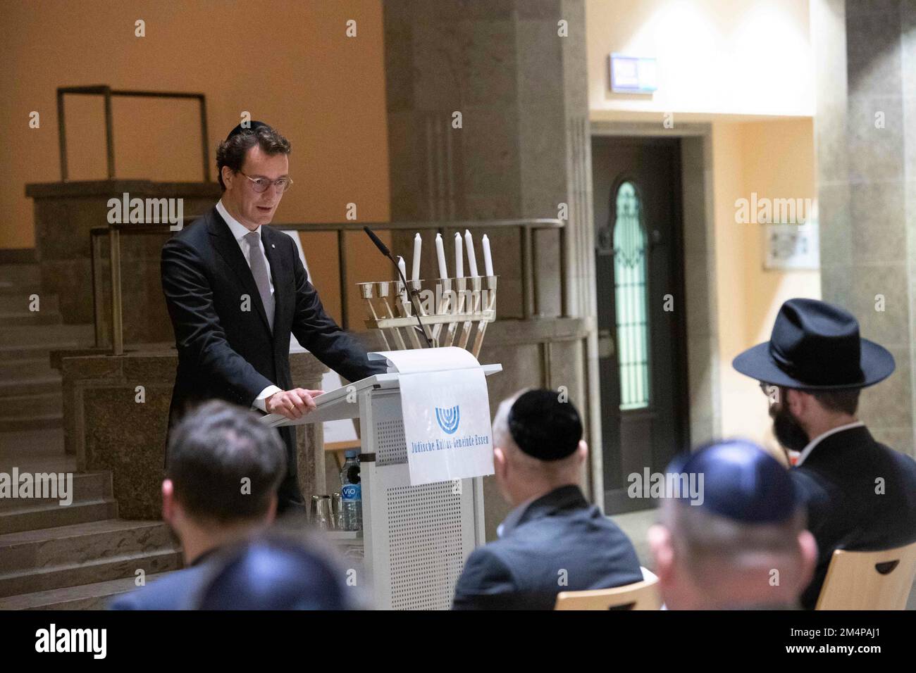 Eat, Allemagne. 22nd décembre 2022. Hendrik WUEST, Wust, CDU, Premier ministre de la Rhénanie-du-Nord-Westphalie, au cours de son discours. Festival à la lumière de la cinquième bougie Hanukkah dans l'ancienne synagogue d'Essen, 22 décembre 2022 Credit: dpa/Alamy Live News Banque D'Images