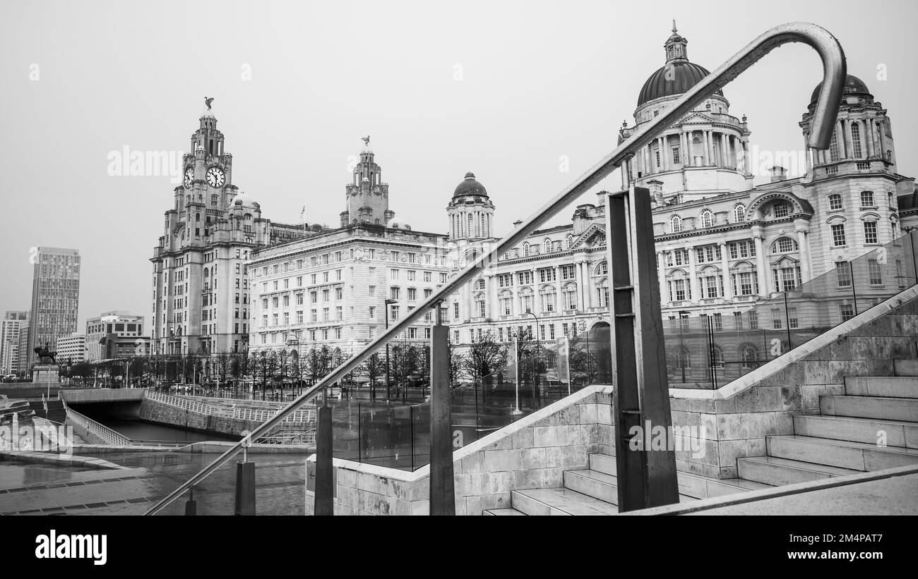 Le Royal Liver Building, le Cunard Building et le Port of Liverpool Building vus derrière une rampe sur Pier Head en décembre 2022 le long de Liverpool W Banque D'Images