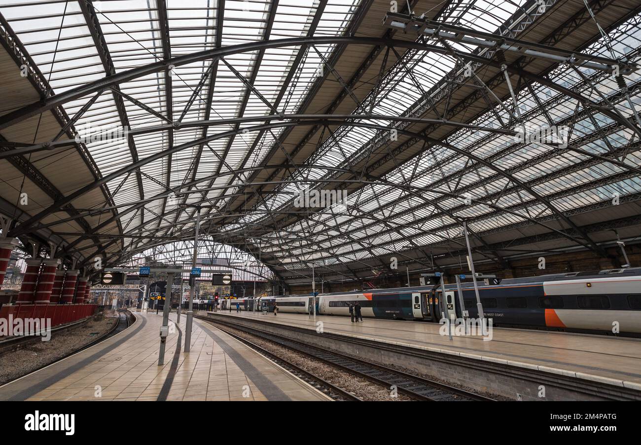 Les passagers font leurs adieux sur la plate-forme de la gare de Liverpool Lime Street, alors qu'un train se prépare à partir pour Londres en décembre 2022. Banque D'Images