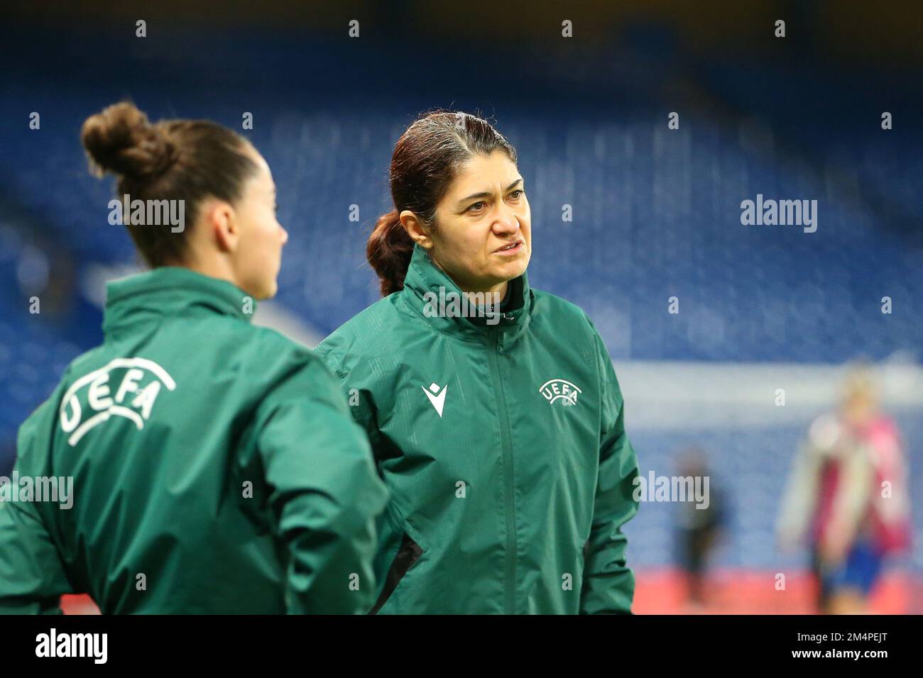 Londres, Royaume-Uni. 22nd décembre 2022. 22nd décembre 2022; Stamford Bridge, Londres, Angleterre: UEFA Womens Champions League football, Chelsea contre Paris Saint Germain; arbitre adjoint Petruta Iugulescu crédit: Action plus Sports Images/Alamy Live News Banque D'Images