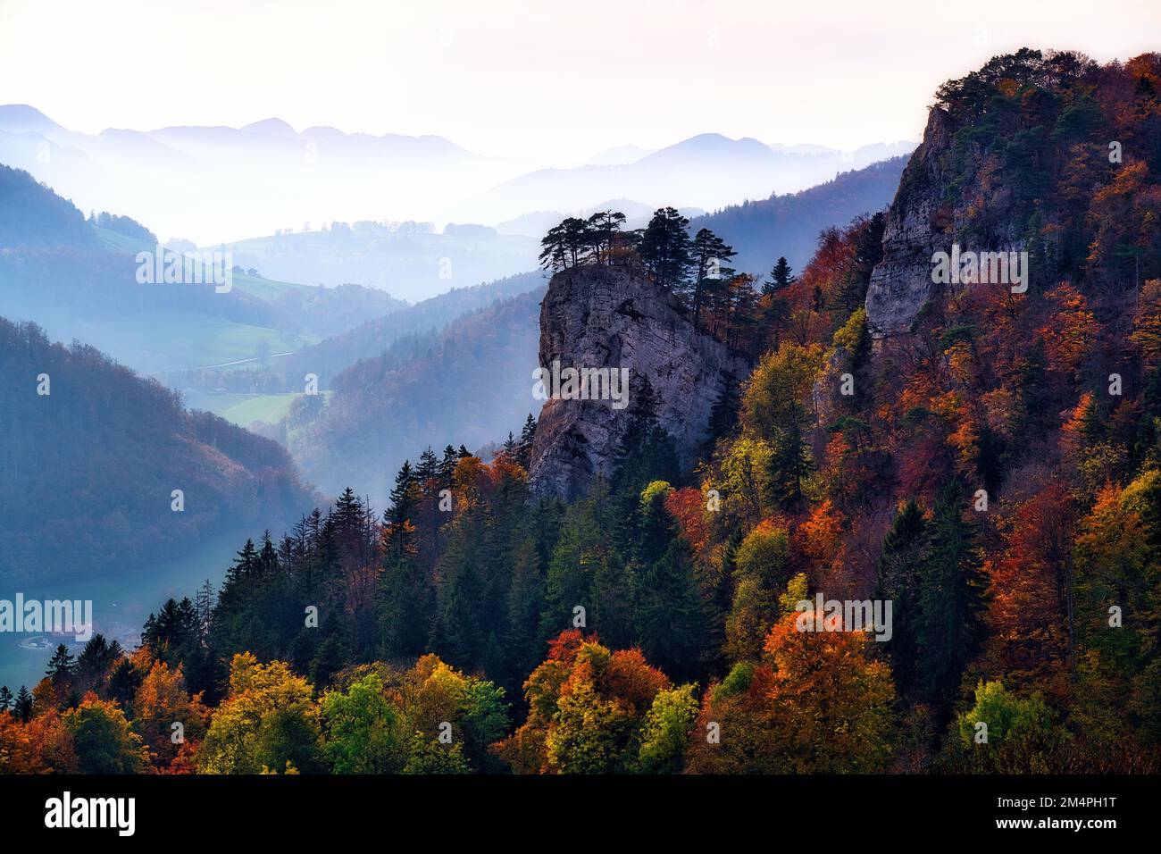 Le rocher d'Ankenballen sort de la forêt d'automne, contre-jour tourné avec la brume dans les vallées, Baselbieter Jura, Canton de Bâle-Landschaft Banque D'Images