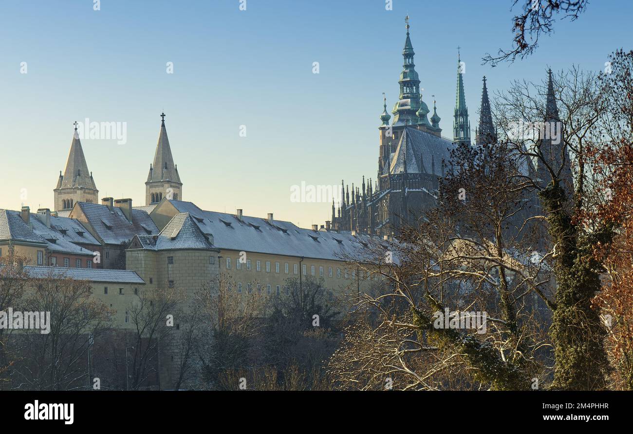 Vue sur le Hradcany à Prague. Au premier plan à gauche se trouve la tour blanche et derrière elle se trouvent les 2 tours de St. Basilique George. Sur la droite se trouve S Banque D'Images