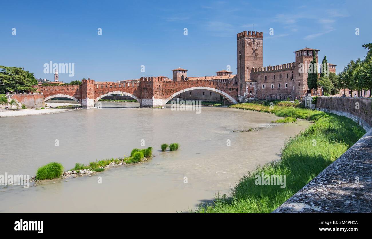 Castelvecchio et Ponte Scaligero au-dessus de l'Adige, Vérone, Vénétie, Italie du Nord, Italie Banque D'Images