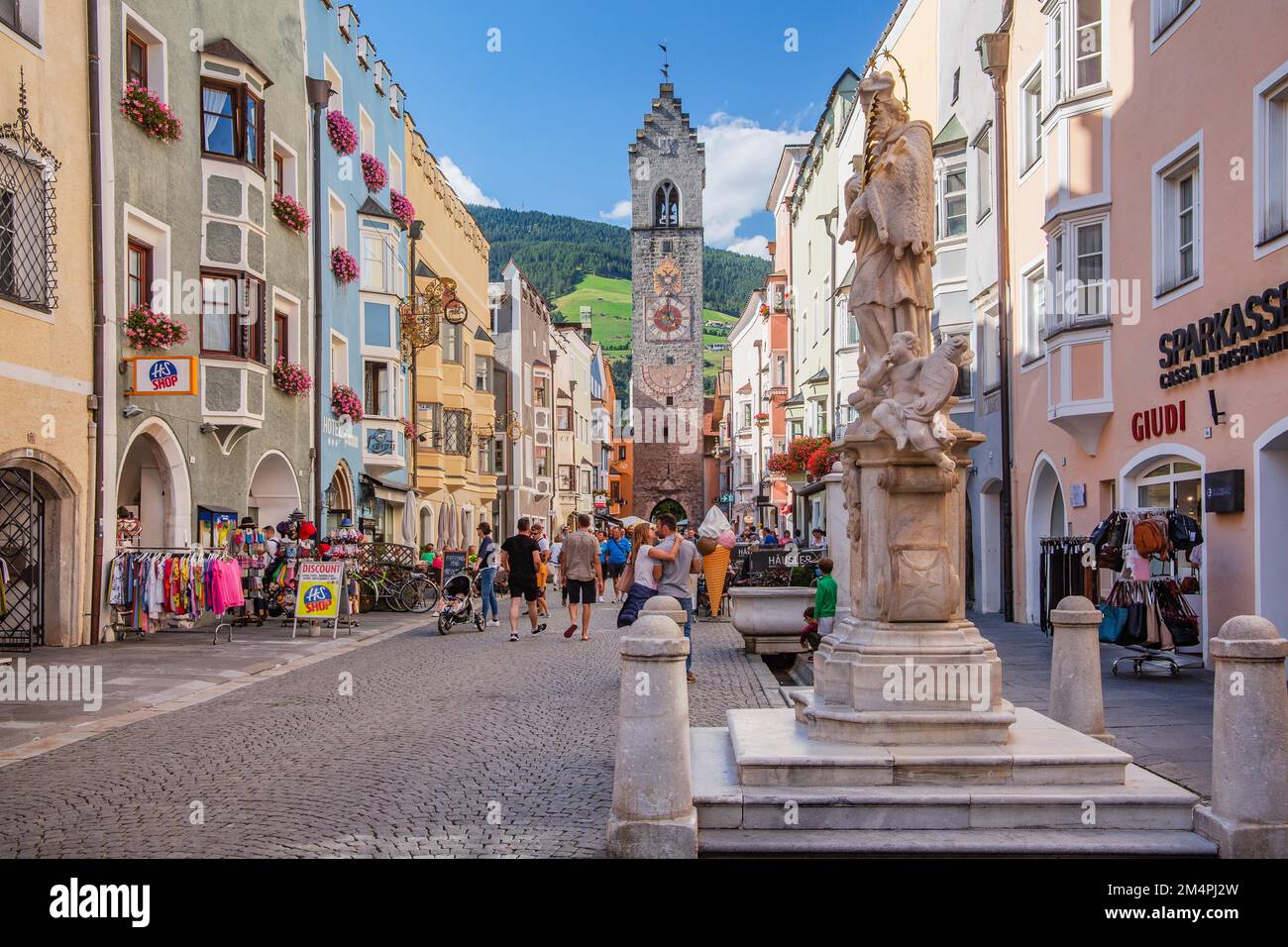 Zone piétonne Neustadt avec Zwoelferturm, Vipiteno, province de Bolzano, Tyrol du Sud, Trentin-Haut-Adige, Italie du Nord, Italie Banque D'Images