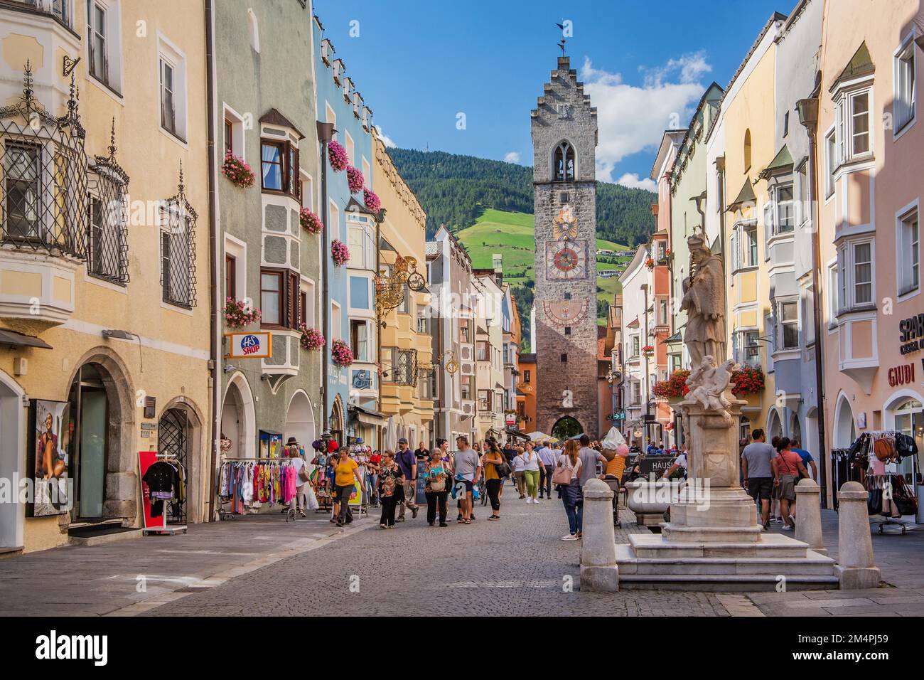 Zone piétonne Neustadt avec Zwoelferturm, Vipiteno, province de Bolzano, Tyrol du Sud, Trentin-Haut-Adige, Italie du Nord, Italie Banque D'Images