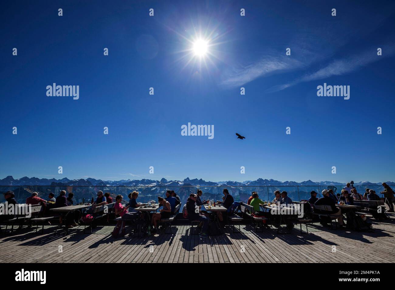 Personnes sur la terrasse panoramique de la station du sommet de Nebelhorn, contre-jour, vue sur les Alpes d'Allgaeu, Oberstdorf, Oberallgaeu, Allgaeu, Bavière Banque D'Images