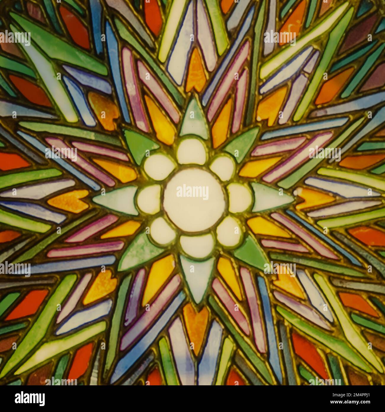 Une mosaïque de verre qui rappelle un mandala indien coloré Banque D'Images