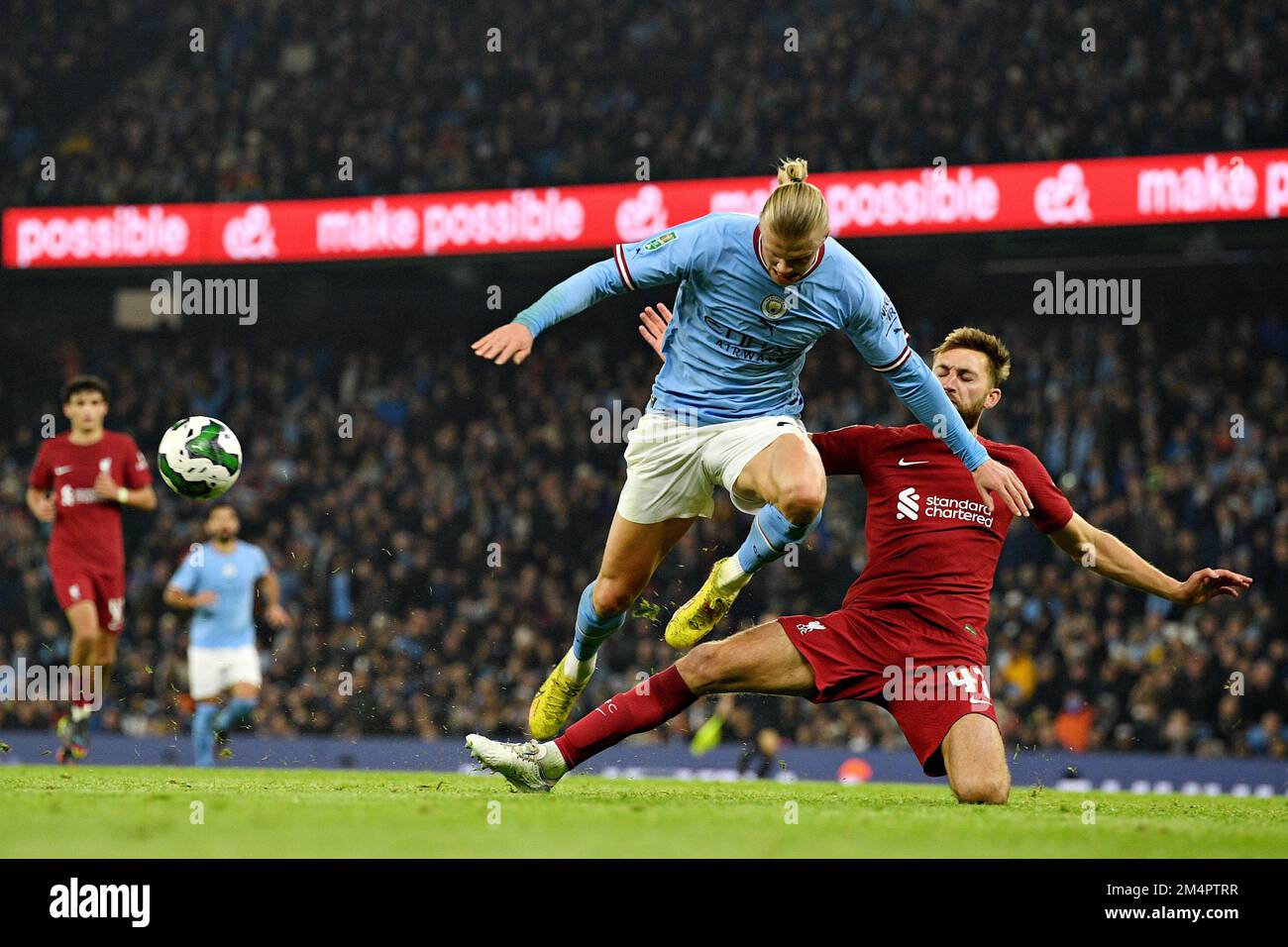 Etihad Stadium, Manchester, Royaume-Uni. 22nd décembre 2022. Carabou Cup football, Manchester City contre Liverpool ; Nathaniel Phillips de Liverpool s'attaque à Erling Haland de Manchester City près du but crédit: Action plus Sports/Alay Live News Banque D'Images