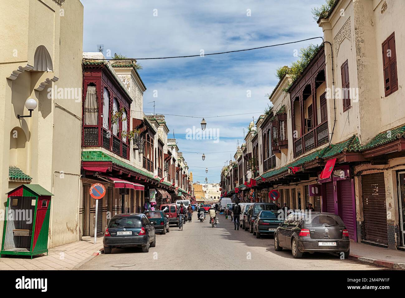 Maisons en bois, rue de la Mellah avec passants, quartier juif, Nouvelle ville, Fès, Maroc Banque D'Images