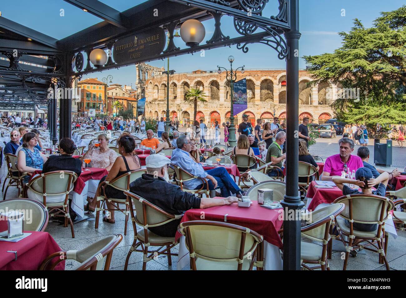 Terrasses de restaurants sur la Piazza Bra en face de l'Arena di Verona, Vérone, Vénétie, Italie du Nord, Italie Banque D'Images