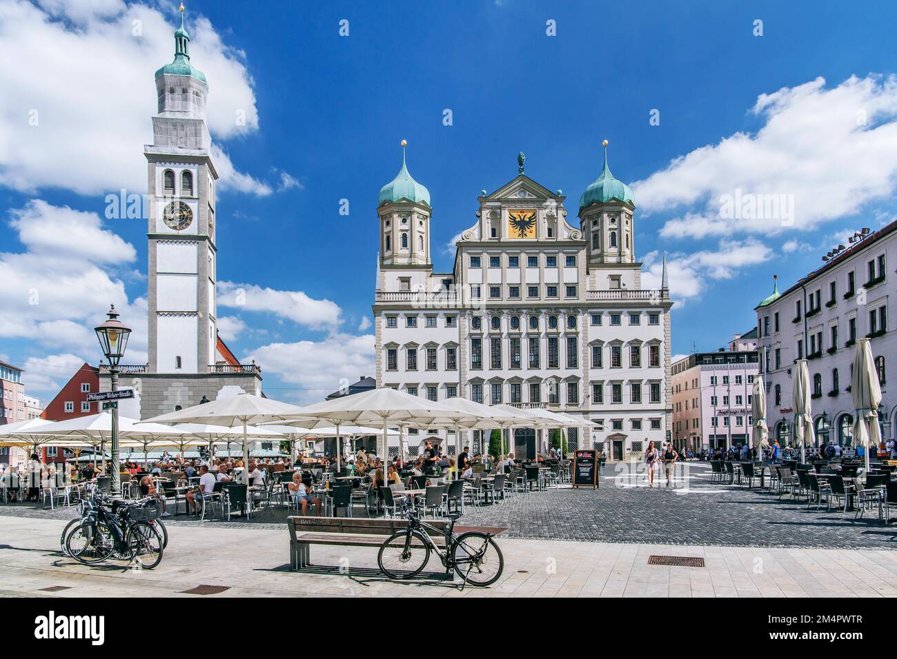 Terrasses de restaurants sur la place de l'hôtel de ville avec Perlachturm et l'hôtel de ville, Augsbourg, Swabia, Bavière, Allemagne Banque D'Images
