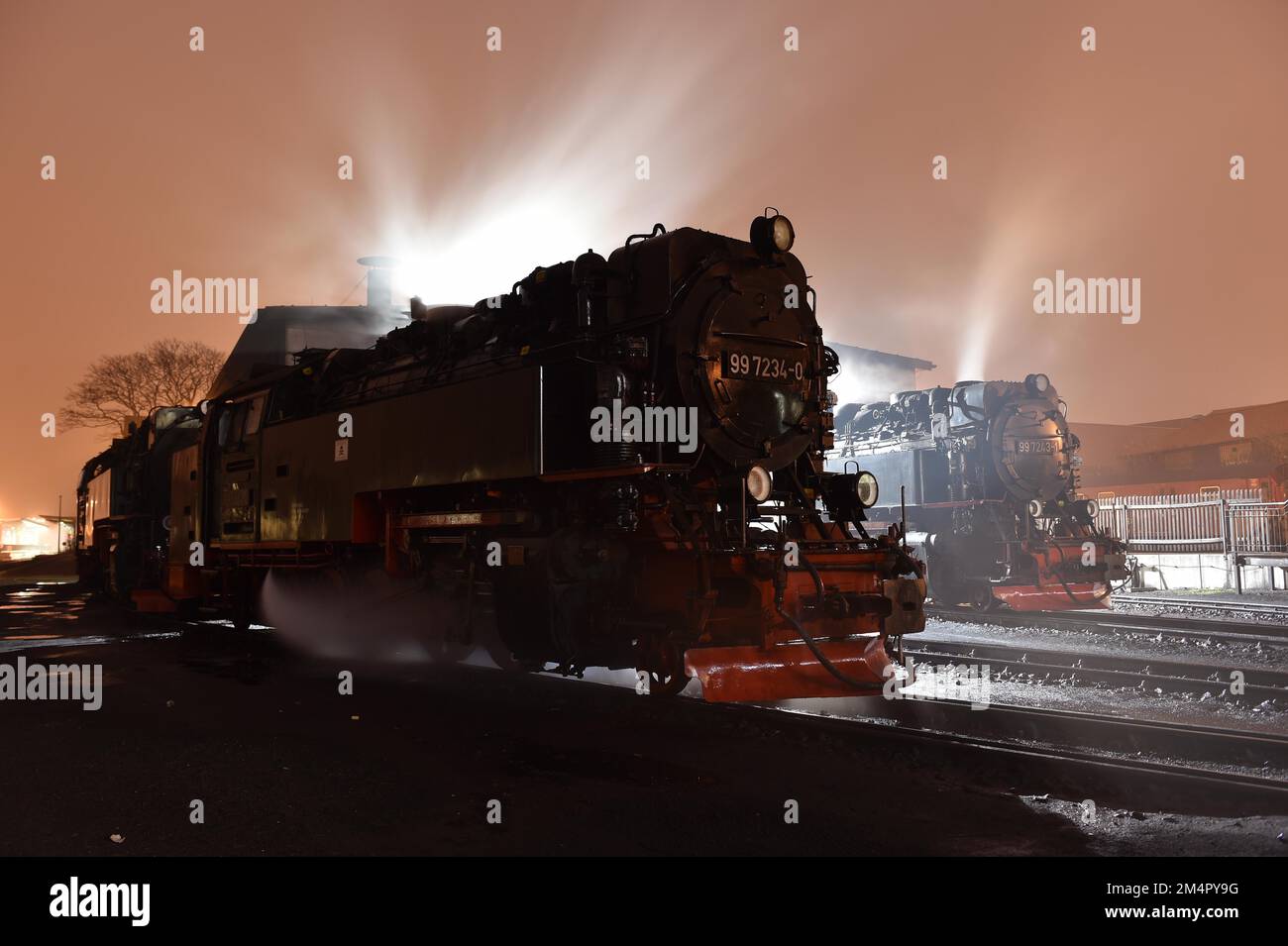 Locomotives à vapeur du chemin de fer à voie étroite Harz, la nuit devant un hangar de locomotives, Saxe-Anhalt, Allemagne Banque D'Images