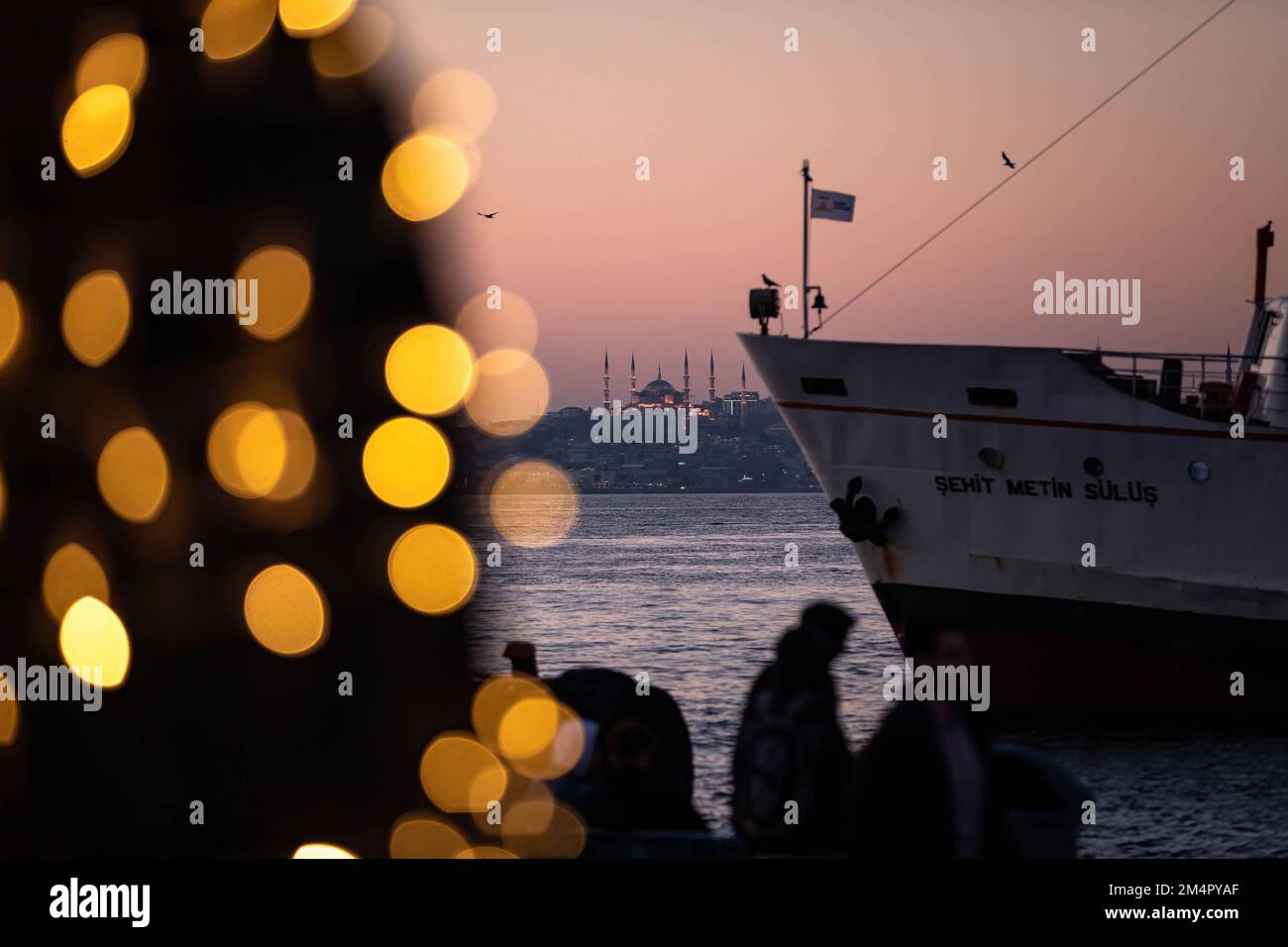 Les lignes de ferry de la ville et la mosquée Sainte-Sophie en arrière-plan vu au coucher du soleil sur le quai de Kadikoy à Istanbul. Banque D'Images