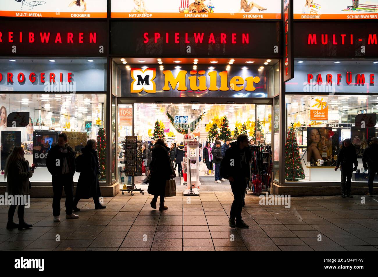 Pharmacie Mueller, chaîne de grands magasins, Night shot, Koenigsstrasse, Stuttgart, Bade-Wurtemberg, Allemagne Banque D'Images