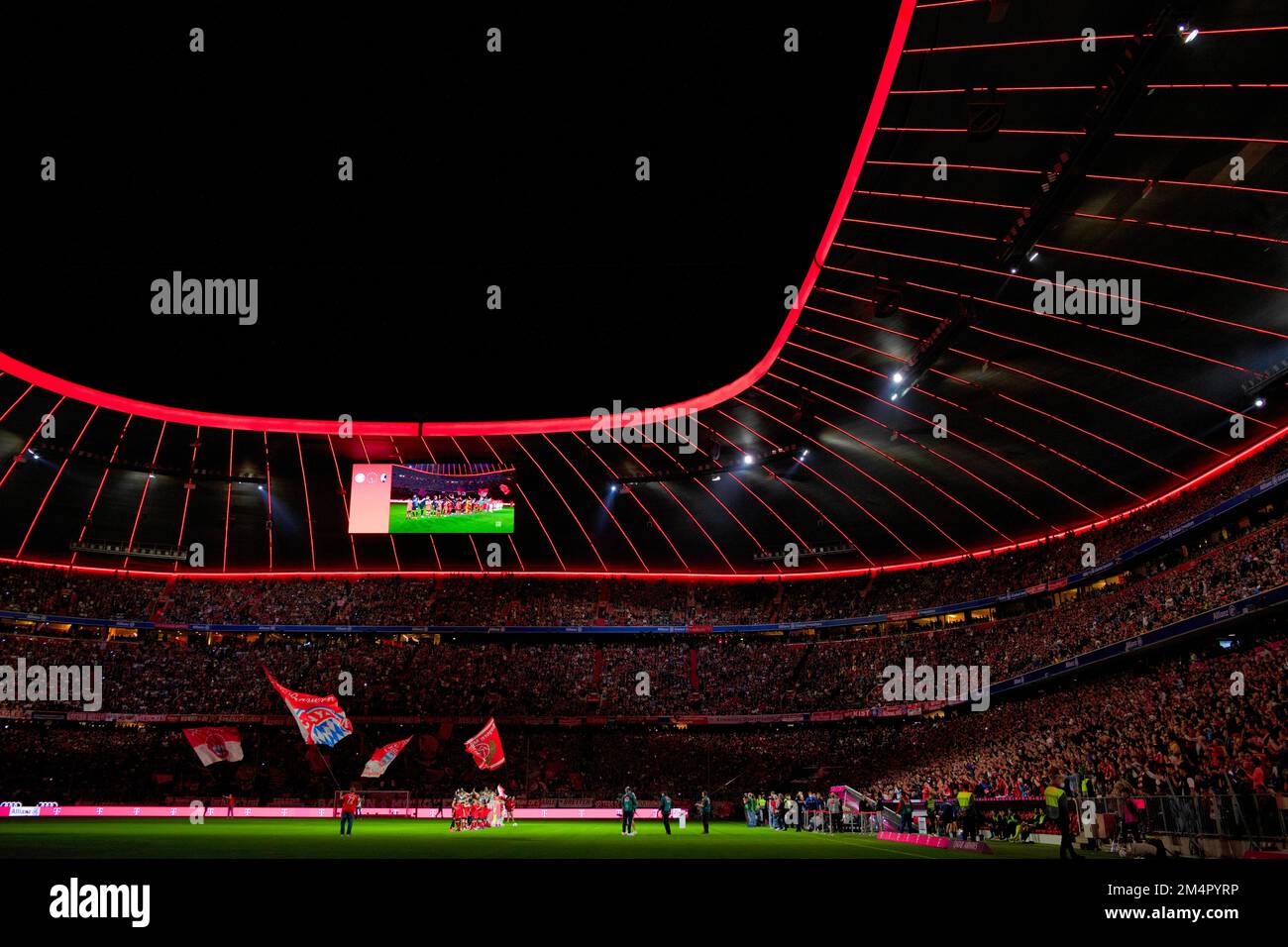 Prise de vue de nuit, équipes sur le terrain, Allianz Arena, Munich, Bavière, Allemagne Banque D'Images