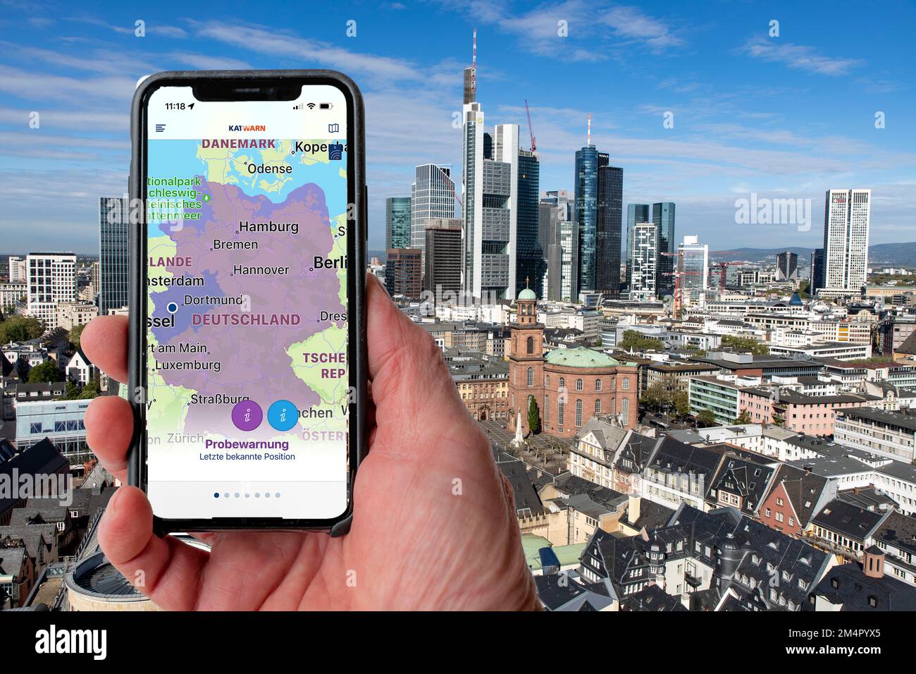 Avertissement, 08.12.22 en Allemagne, premier essai d'avertissement par diffusion cellulaire, alerte automatique de la population en cas d'urgence, par SMS vers mobile Banque D'Images