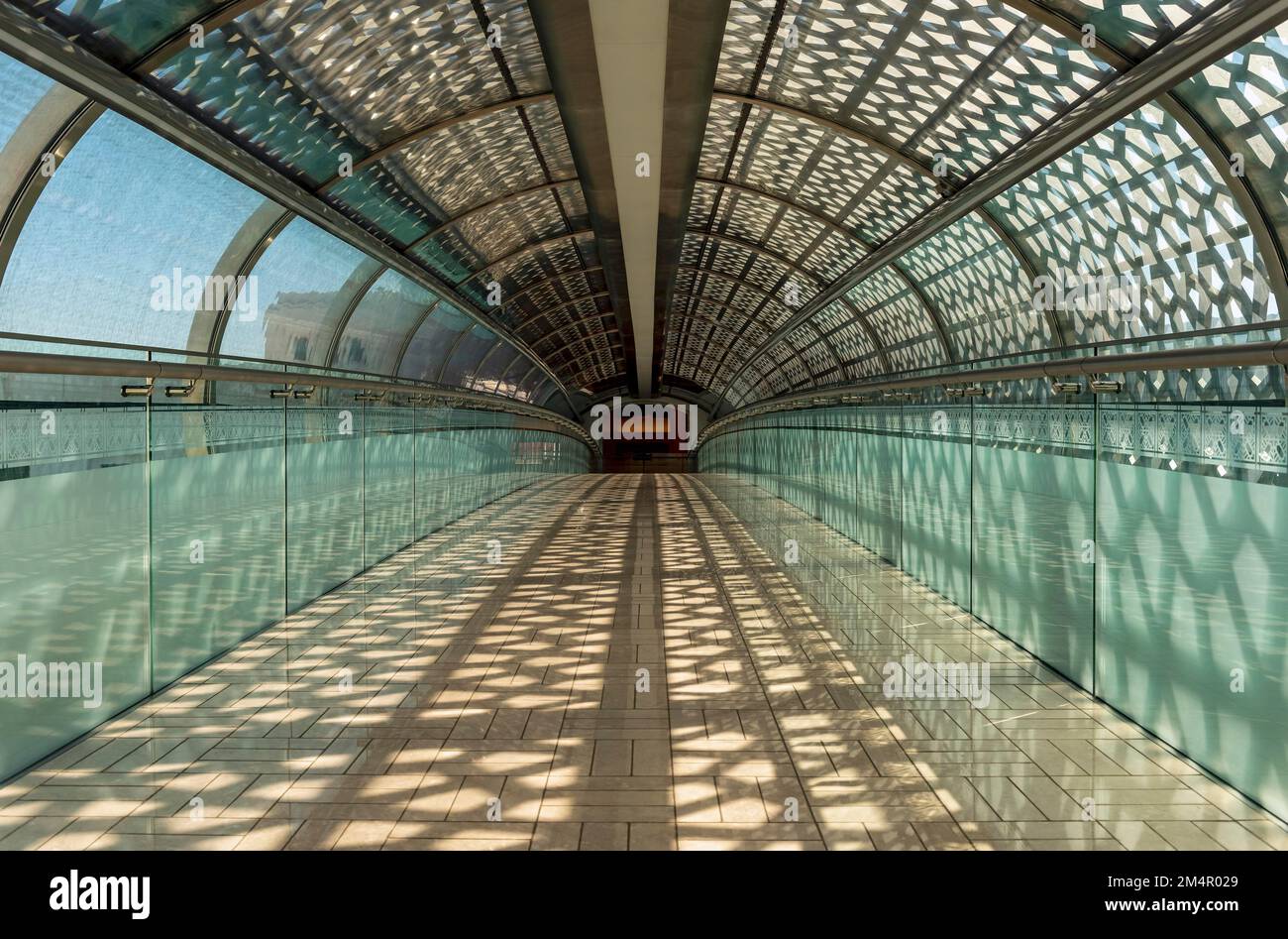 Passerelle entre l'Opéra royal et le centre commercial Muscat, Oman, Oman Banque D'Images