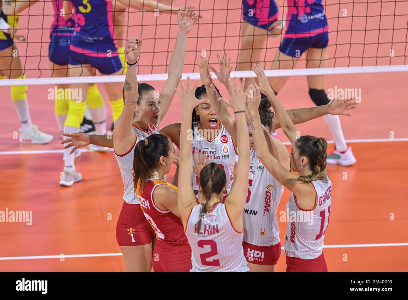 Florence, Italie. 22nd décembre 2022. Galatasaray HDI Sigorta Istanbul les joueurs célèbrent pendant Savino Del Bene Scandicci vs Galatasaray HDI Sigorta Istanbul, Volleyball coupe CEV femmes Championnat à Florence, Italie, 22 décembre 2022 Credit: Independent photo Agency/Alay Live News Banque D'Images
