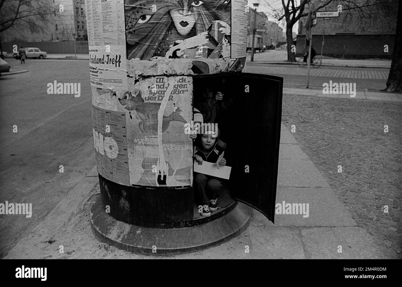 GDR, Berlin, 18. 03. 1989, enfants dans un pilier publicitaire, affiches, Kollwitzplatz Banque D'Images