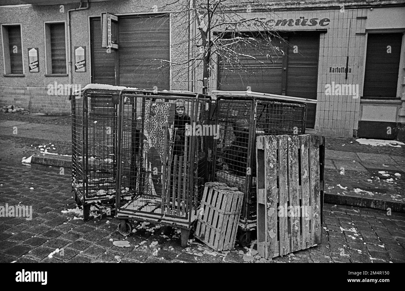 GDR, Berlin, 23. 11. 1988, jouer des enfants dans Marienburger Strasse, chariot de transport pour fruits et légumes Banque D'Images