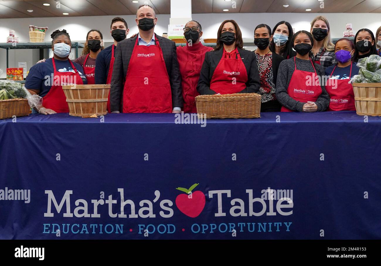 Le vice-président des États-Unis, Kamala Harris, et le deuxième monsieur Doug Emhoff, mettent les pommes de terre et les oignons à la table de Marthas, jeudi, à 22 décembre 2022, à Washington, DC. Le vice-président et le deuxième gentleman se joignent à d'autres bénévoles pour aider les résidents locaux à ramasser des denrées alimentaires de base pour les vacances. Marthas la Table sert les collectivités locales en mettant en œuvre des programmes d'éducation accrédités à l'échelle nationale, en associant l'accès à des aliments sains aux services de santé physique et mentale, et en favorisant la réussite familiale en investissant dans les dirigeants locaux. Crédit: Leigh Vogel/Pool via CNP Banque D'Images