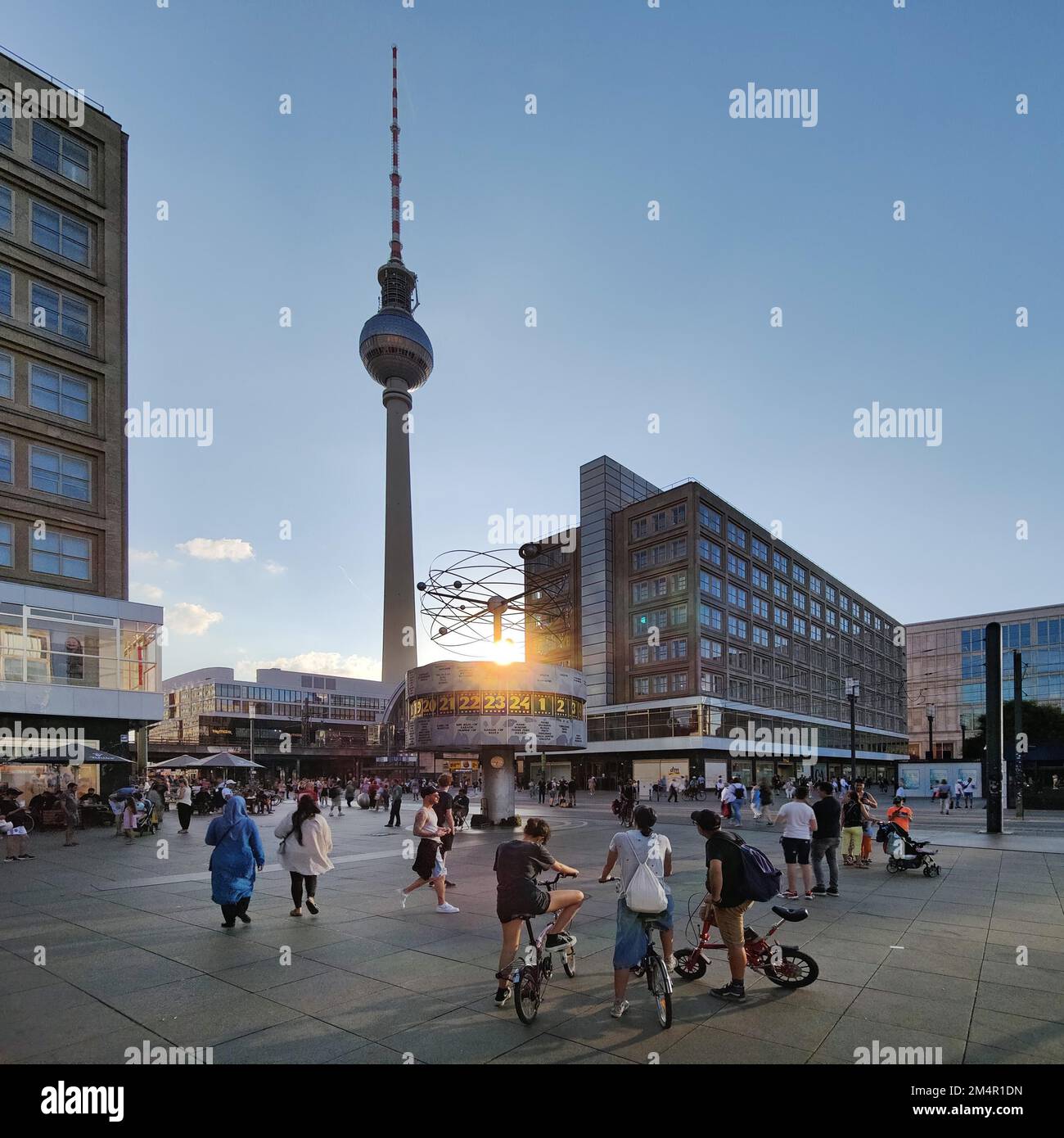 Horloge universelle Urania avec tour de télévision, Alexanderplatz, Berlin Mitte, Berlin, Allemagne Banque D'Images