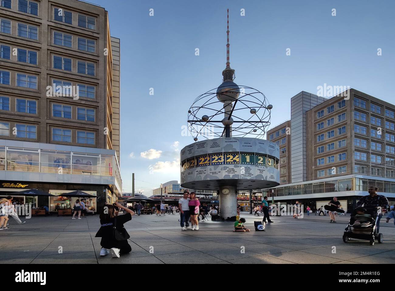 Horloge universelle Urania avec tour de télévision, Alexanderplatz, Berlin Mitte, Berlin, Allemagne Banque D'Images