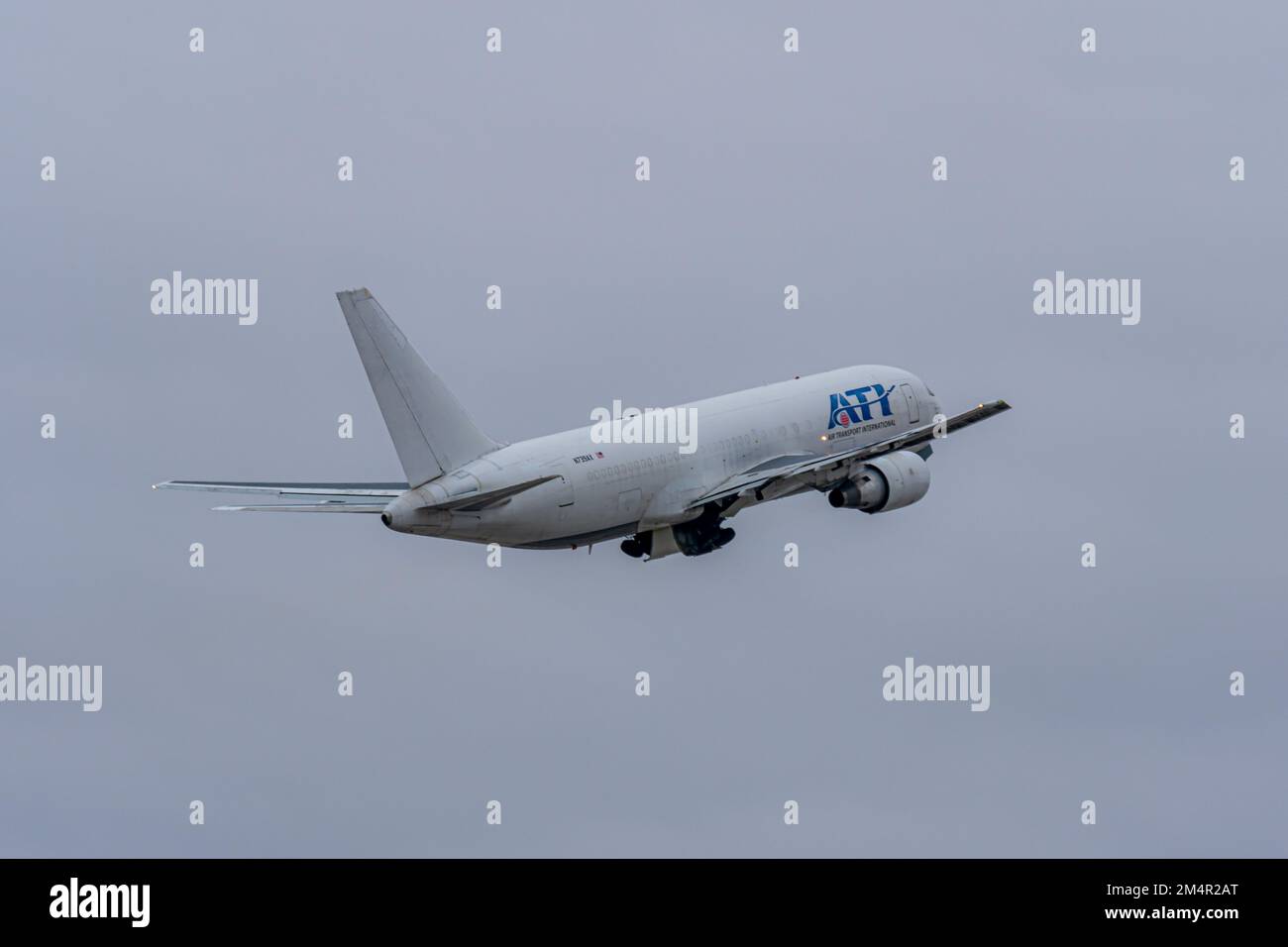 Rockford, il États-Unis - 21 décembre 2022: Transport aérien international Boeing 767-200 (N739AX) décollage de l'aéroport international de Chicago Rockford. Banque D'Images